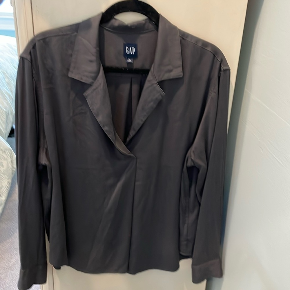 Gap long sleeve grey v neck top.